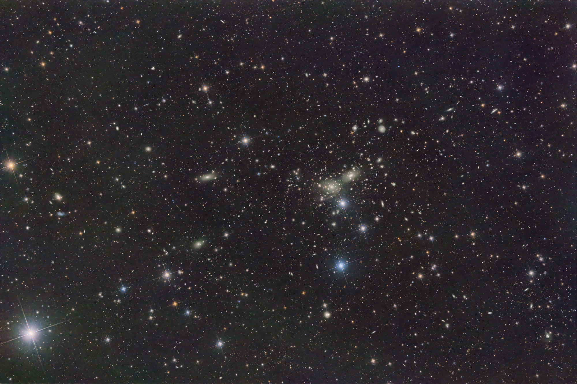 Der Coma-Galaxienhaufen Abell 1656 ist eine riesige Ansammlung von über 1000 Galaxien im Sternbild Haar der Berenike (lat. Coma Berenices). Der Galaxienhaufen hat ein Winkelausdehnung von etwa 3° × 5°.
